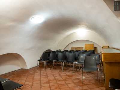 ...occupati da una serie di sedie che costituiscono la vera abitazione dell�artista, mentre i locali situati a piani superiori risultano inaccessibili